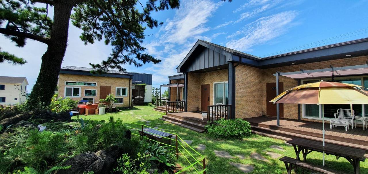 Wind Jeju Cafe & Pension ซอกวีโพ ภายนอก รูปภาพ