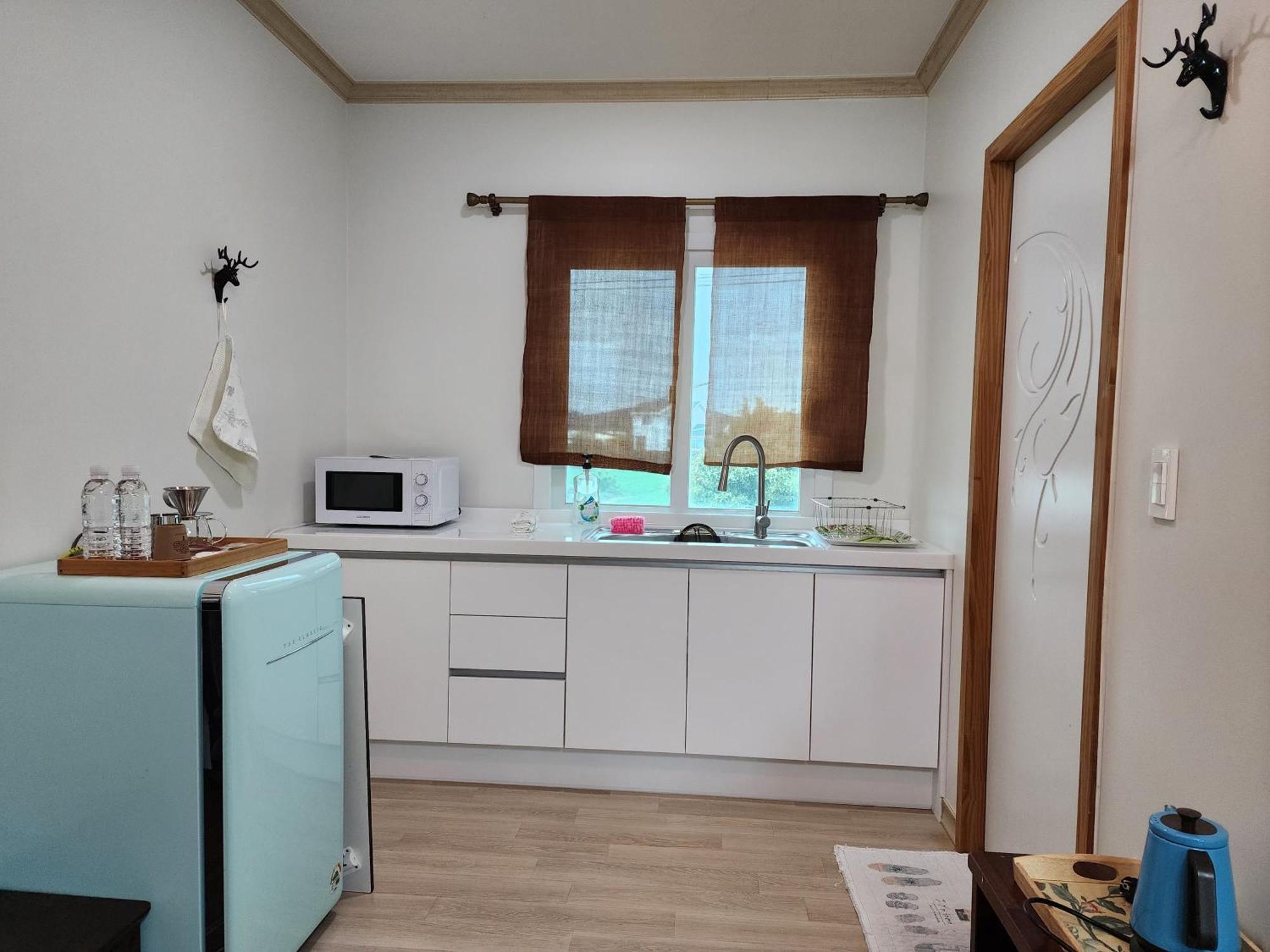 Wind Jeju Cafe & Pension ซอกวีโพ ภายนอก รูปภาพ