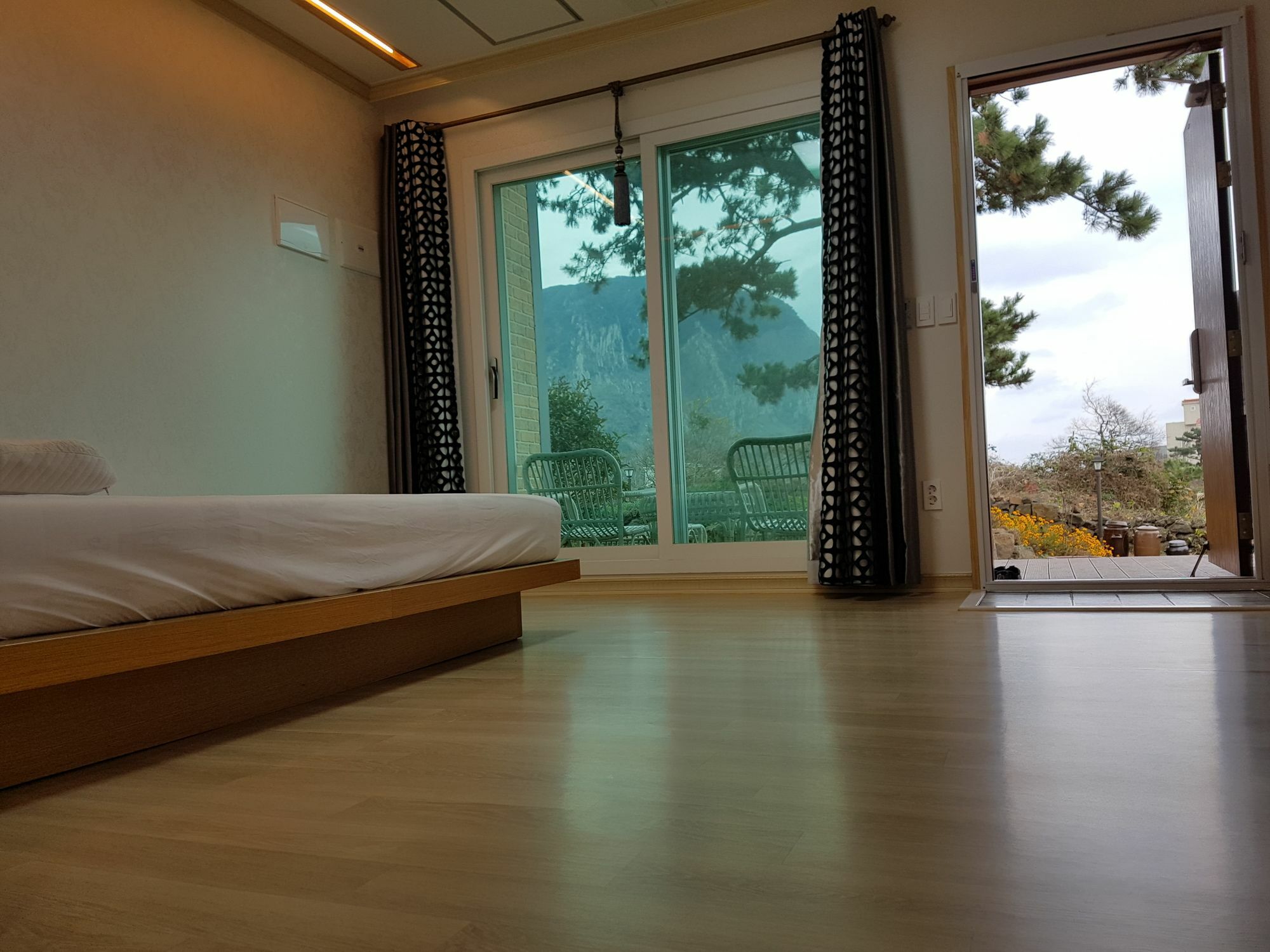 Wind Jeju Cafe & Pension ซอกวีโพ ภายนอก รูปภาพ