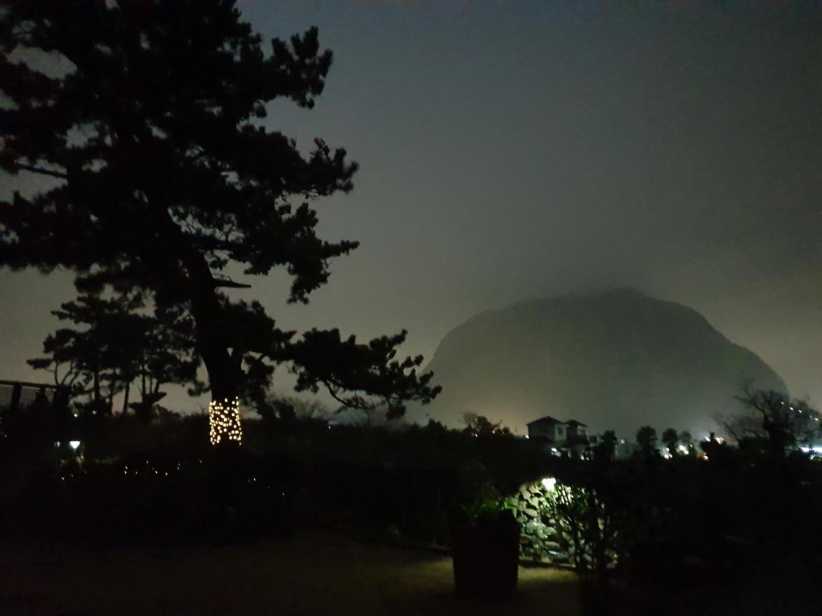 Wind Jeju Cafe & Pension ซอกวีโพ ภายนอก รูปภาพ