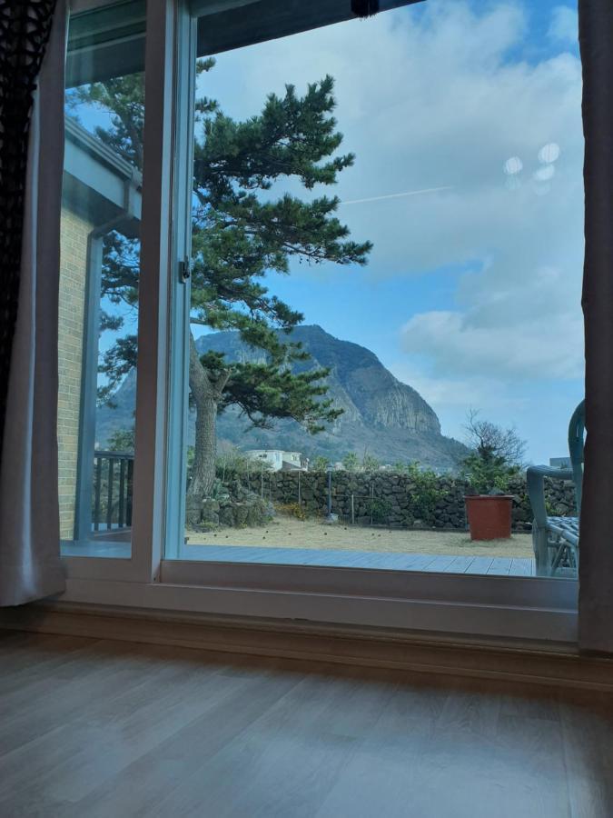 Wind Jeju Cafe & Pension ซอกวีโพ ภายนอก รูปภาพ
