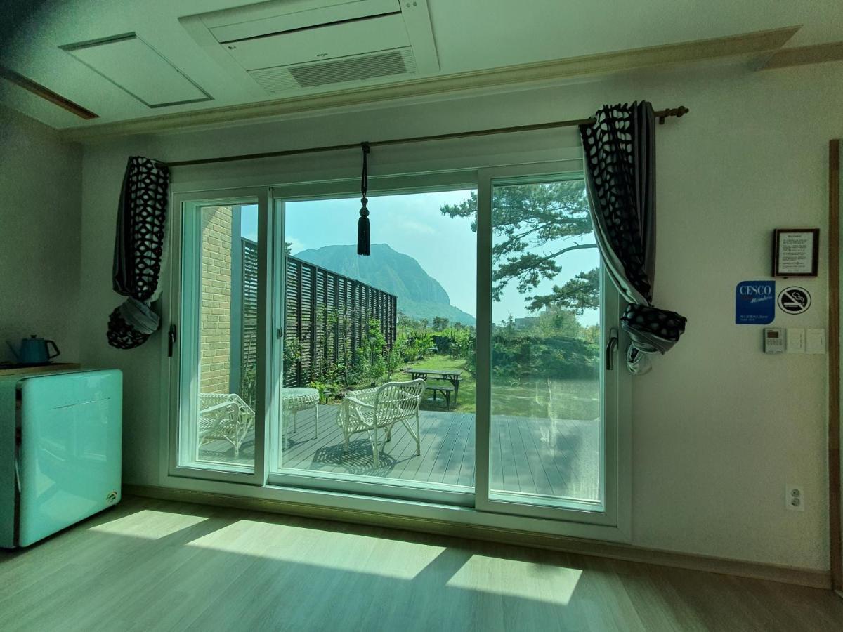Wind Jeju Cafe & Pension ซอกวีโพ ภายนอก รูปภาพ